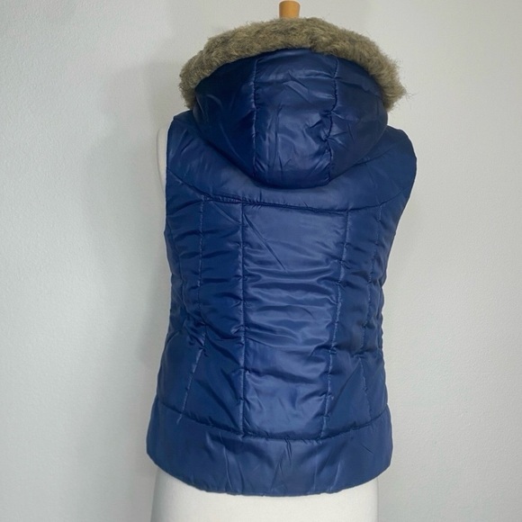 3/$25 Lola Women's Navy Quilted Zip Sleeveless Faux Fur Hooded Vest Size Medium - Picture 6 of 16